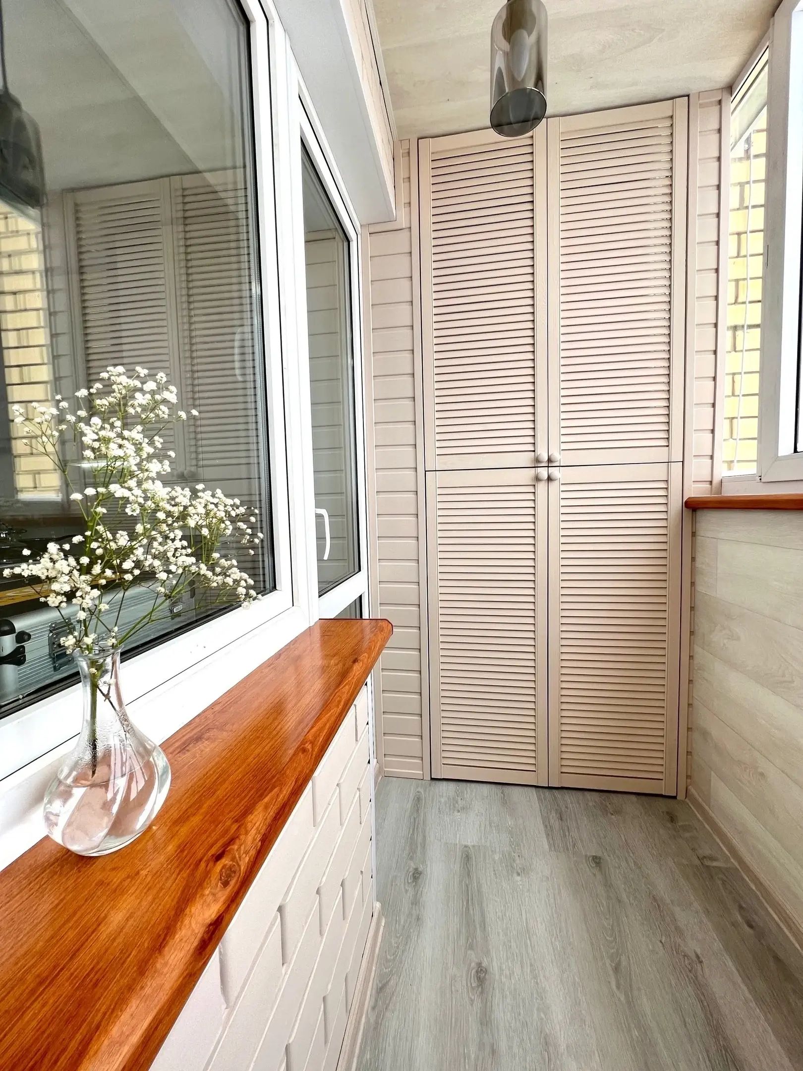 Встроенная мебель на балконе